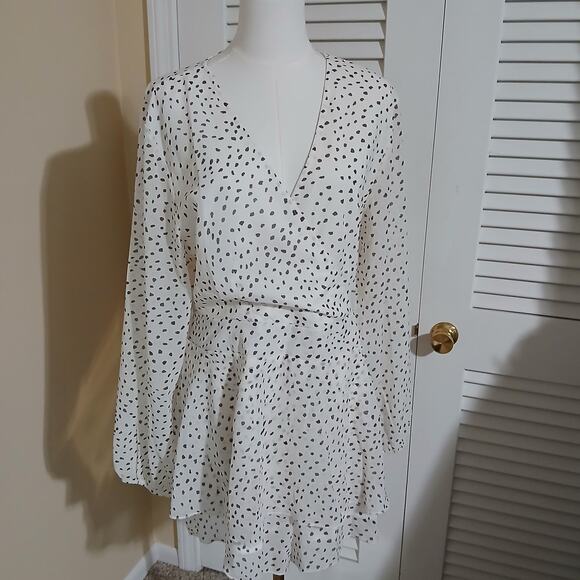 Fashion Collection XL NWOT Shorts Romper lined long-sleeved v-neck white w/black - Picture 1 of 16